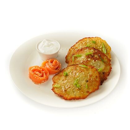 Драники с форелью, творожным сыром и кунжутом