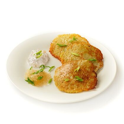 Драники  с щучьей икрой, копченой сметаной и зеленым луком