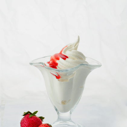 Мороженое с клубничным вареньем