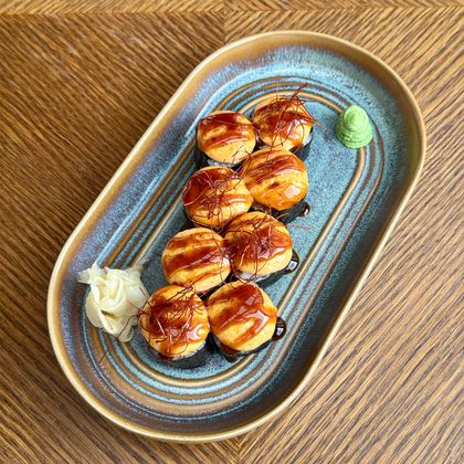 Острый ролл с лососем запеченный