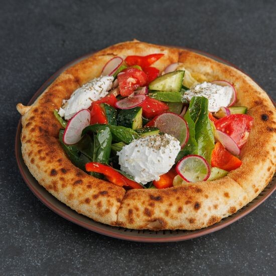 Салат из свежих овощей с сыром  на фокачче