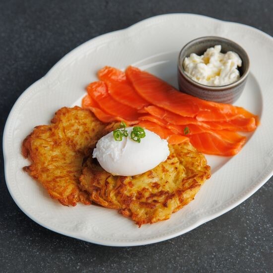 Картофельные решти с лососем слабой соли