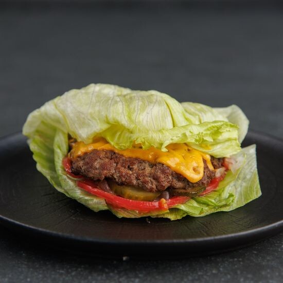 Бургер в листьях с котлетой из мраморной говядины