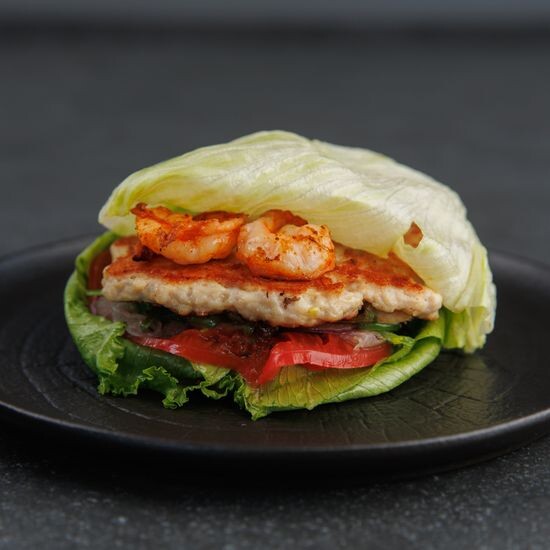 Бургер в листьях с куриной котлетой и креветками