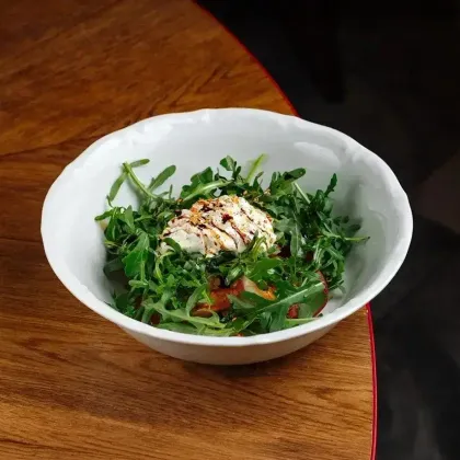 Рукола с креветками и страчателлой