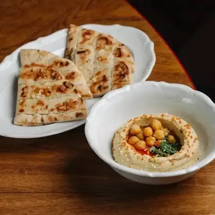 Хумус с лепёшкой из печи