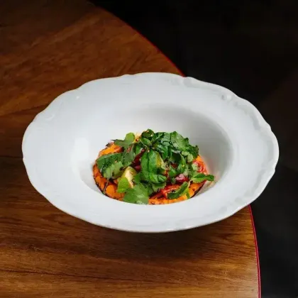 Салат с томатами, авокадо и муссом из печеного перца