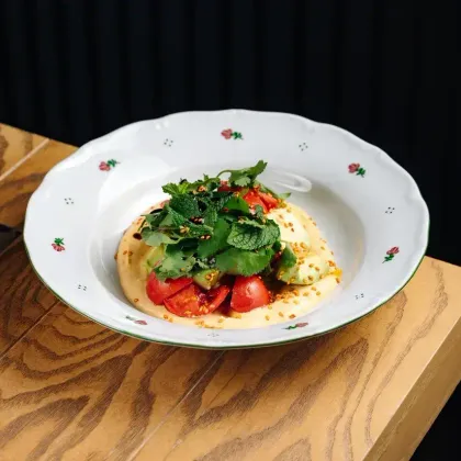 Салат с томатами, авокадо и муссом из печеных перцев