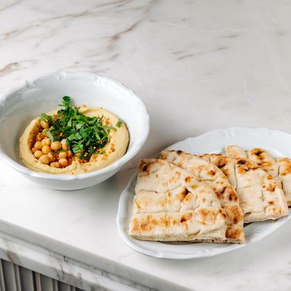 Хумус с лепешкой из печи