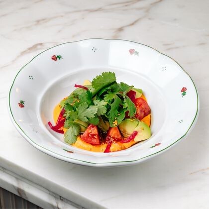 Салат с томатами, авокадо и муссом из печеного перца