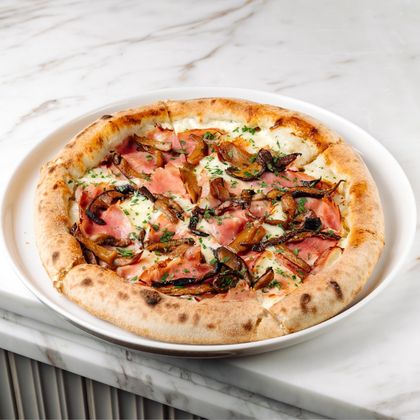 Пицца с белыми грибами и ветчиной