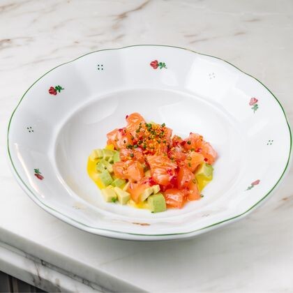 Тартар из лосося с соусом каламанси