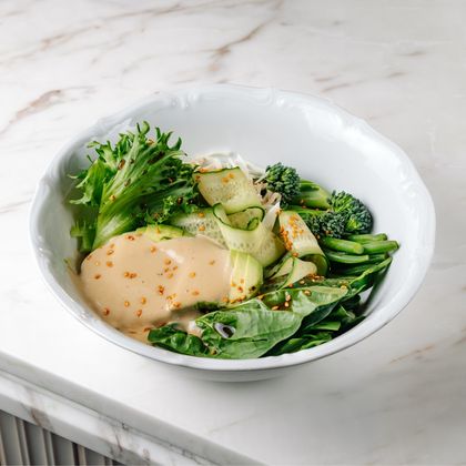 Зеленый салат с ореховой заправкой