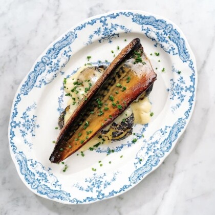 Копчёная скумбрия с угольным картофелем и соусом голландез