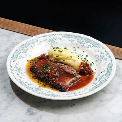 Брискет с винно-можжевеловым соусом