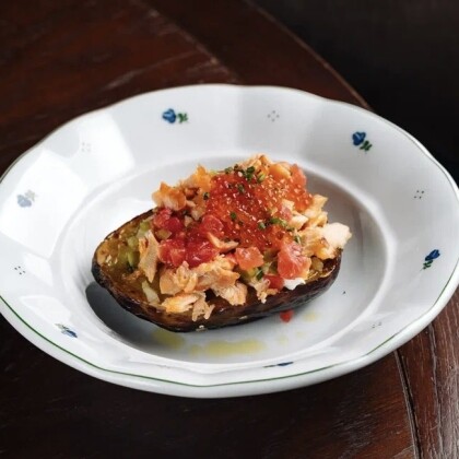 Печёный картофель с копчёной форелью