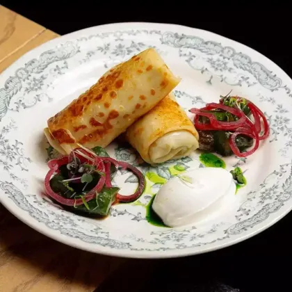 Блины с говядиной,трюфелем и битым огурцом