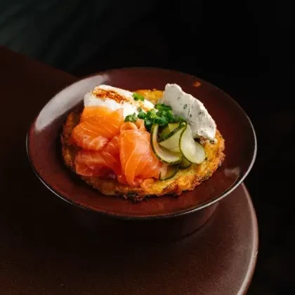 Драник с лососем и яйцом пашот