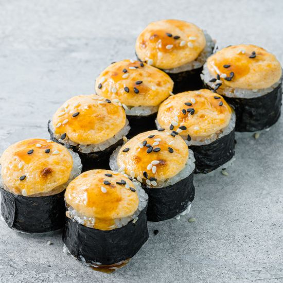 Запеченный ролл с окунем и соусом терияки