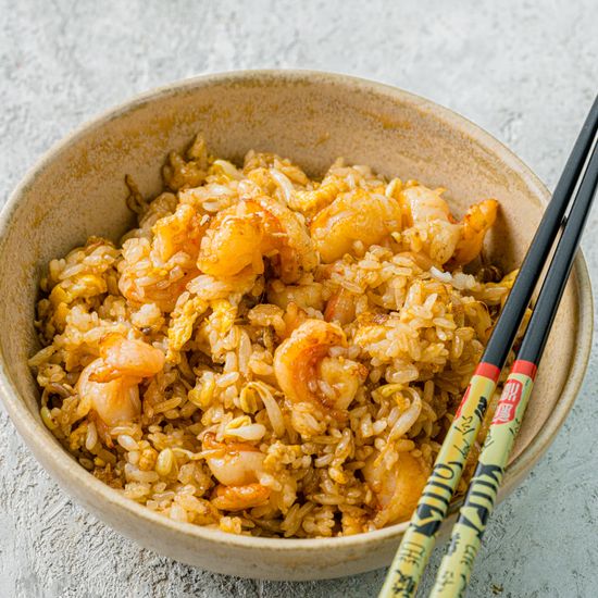 Жареный рис с креветками