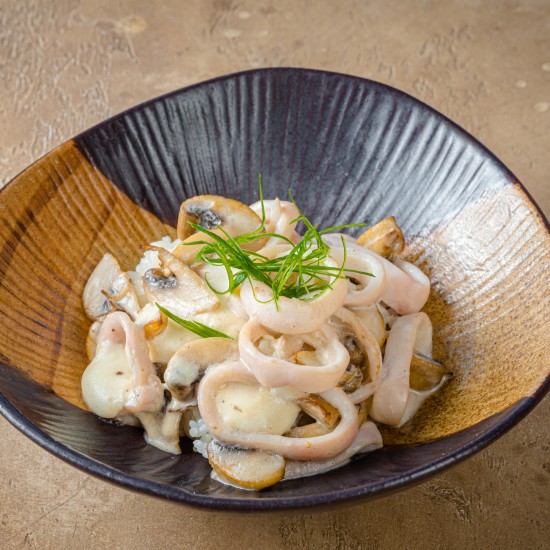 Кальмар с моцареллой в сливочно-сырном соусе