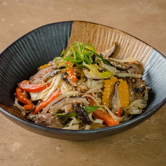 Удон с говядиной в сливочно-трюфельном соусе