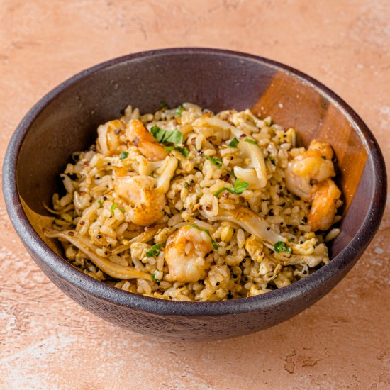 Жареный рис с кальмаром и креветками