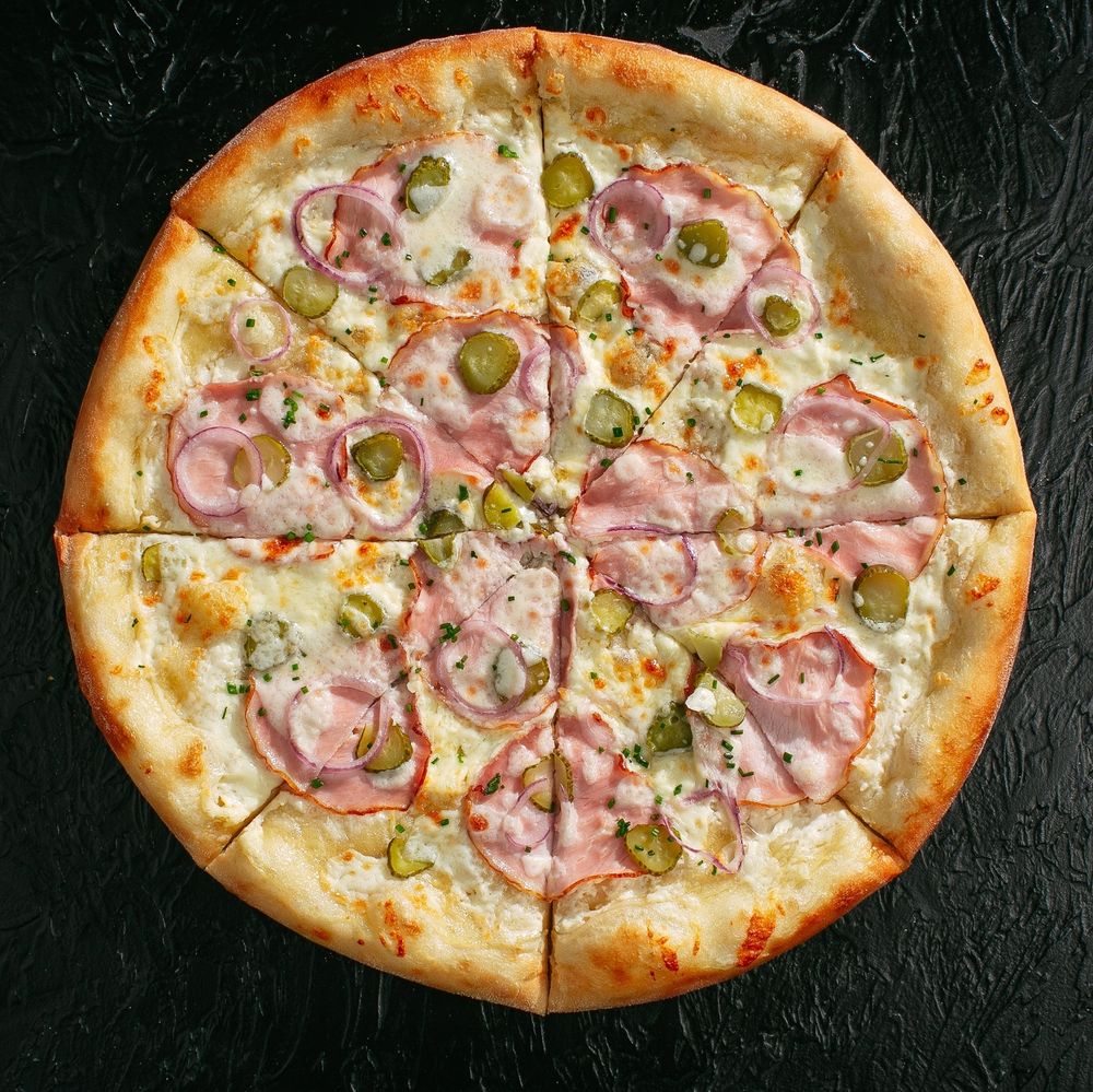 Пицца "Тамбовский окорок с малосольными огурчиками"