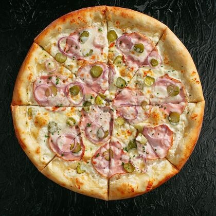Пицца "Тамбовский окорок с малосольными огурчиками"