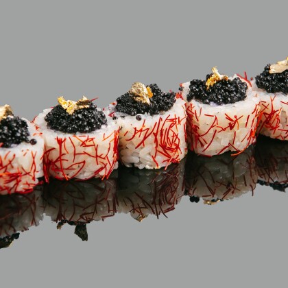 Ролл "с чёрной икрой, крабом и сусальным золотом"