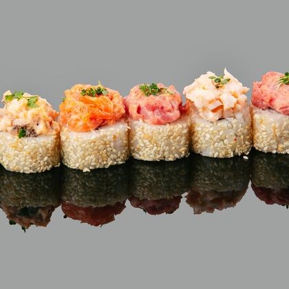 Ролл "Тартар лосось, креветка, угорь, тунец"