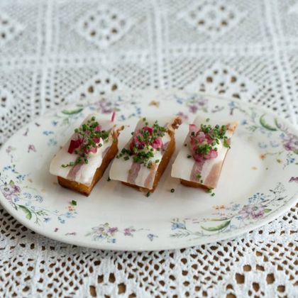 Закуска из копченого сала