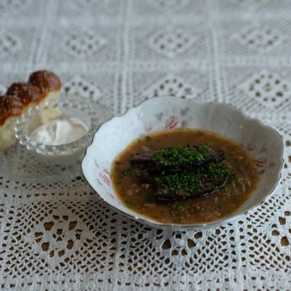 Щи суточные, с лесными грибами и щечками