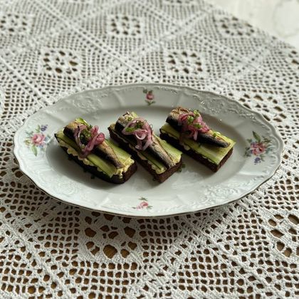 Ржаные гренки со шпротами