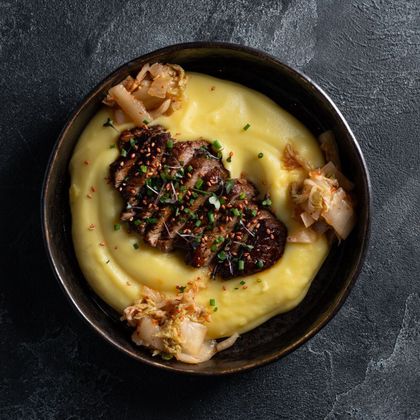 Стейк из говяжьей вырезки с картофельным пюре и ким-чи