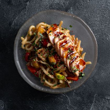 Удон с тунцом-татаки и овощами в соусе Пад-Тай