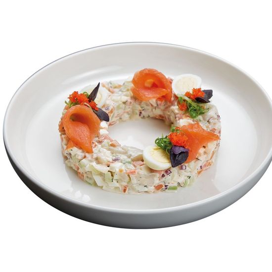 Салат Оливье с копченым лососем