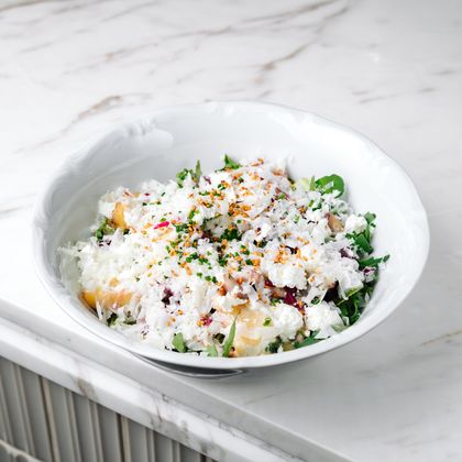 Тёплый салат с уткой и сыром пекорино