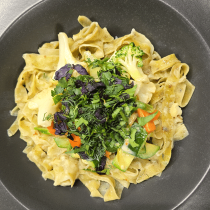 Чечевичные феттучине с овощами в кокосовом молоке