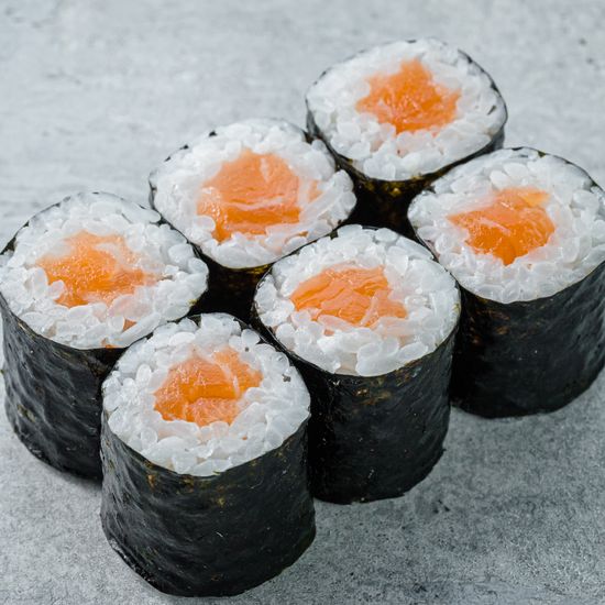 Ролл с лососем