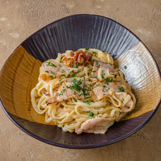 Удон с беконом в сливочно-сырном соусе