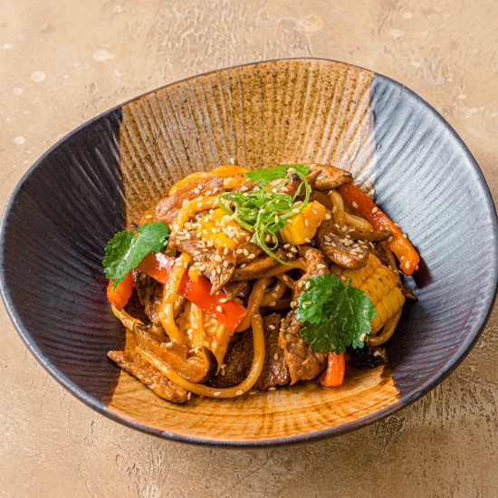 Вок с говядиной и японским удоном