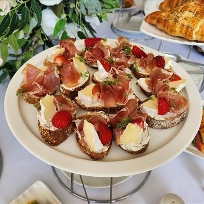 ФУРШЕТ - Брускетты Ростбиф / Маринованый огурец (10шт)