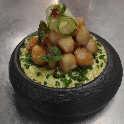 Морской гребешок с пюре и базиликовым маслом