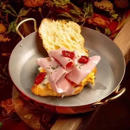 Круассан с мортаделлой и страчателлой