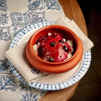 Взбитый творог с ягодами