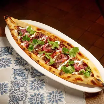 Пиде с ягненком и йогуртовым соусом