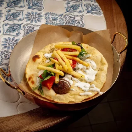 Гирос с митболами из ягненка