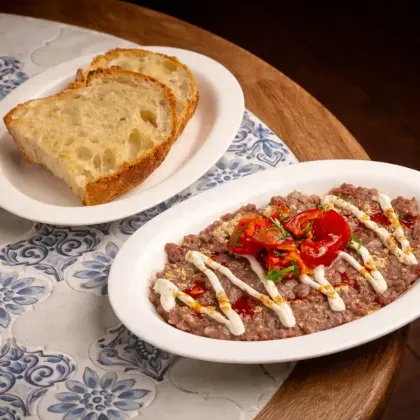 Тартар из говядины, тахини, томаты