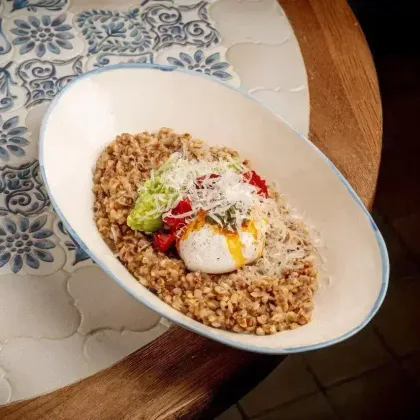 Греча, авокадо, яйцо пашот